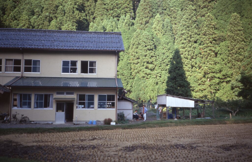 Het schoolgebouw in Sasari