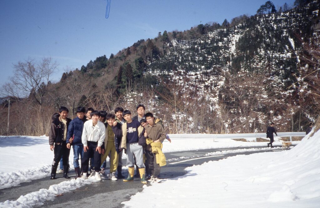 Leerlingen in winter. Rechtsachter docent en jeugdwerker Akashi