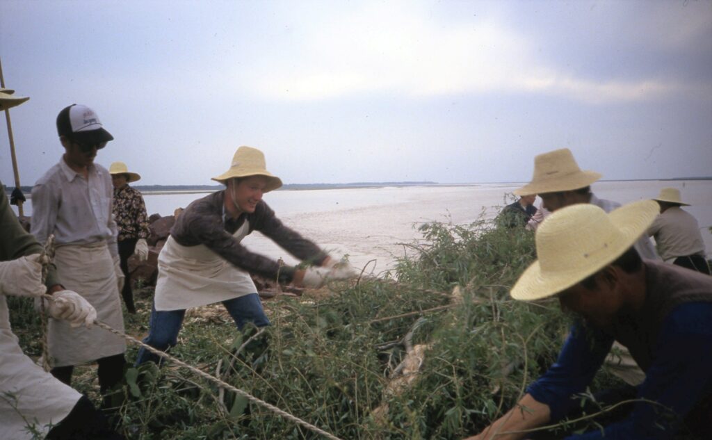 De oevers van de Gele rivier versterkend bij Kaifeng!