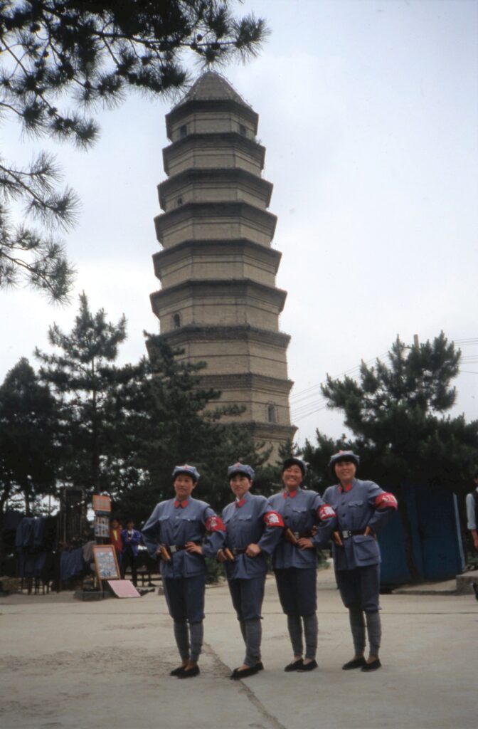 Chinese toeristen in Yanan in uniformen uit de Mao-tijd