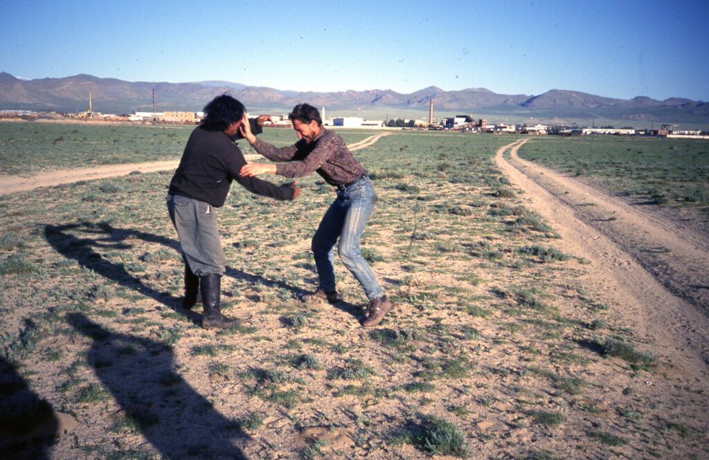 Mongools worstelen in de steppe