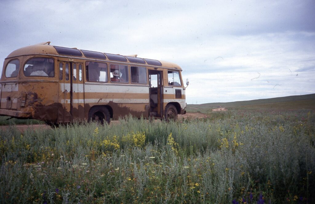 Typische bus in typische staat voor Mongolië in 1993