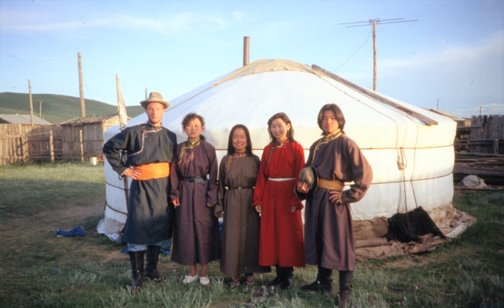 Van rechts naar links ik, Orgil, Japanse reizigster, zus van Orgil en Kenji. In traditionele Mongoolse kledij