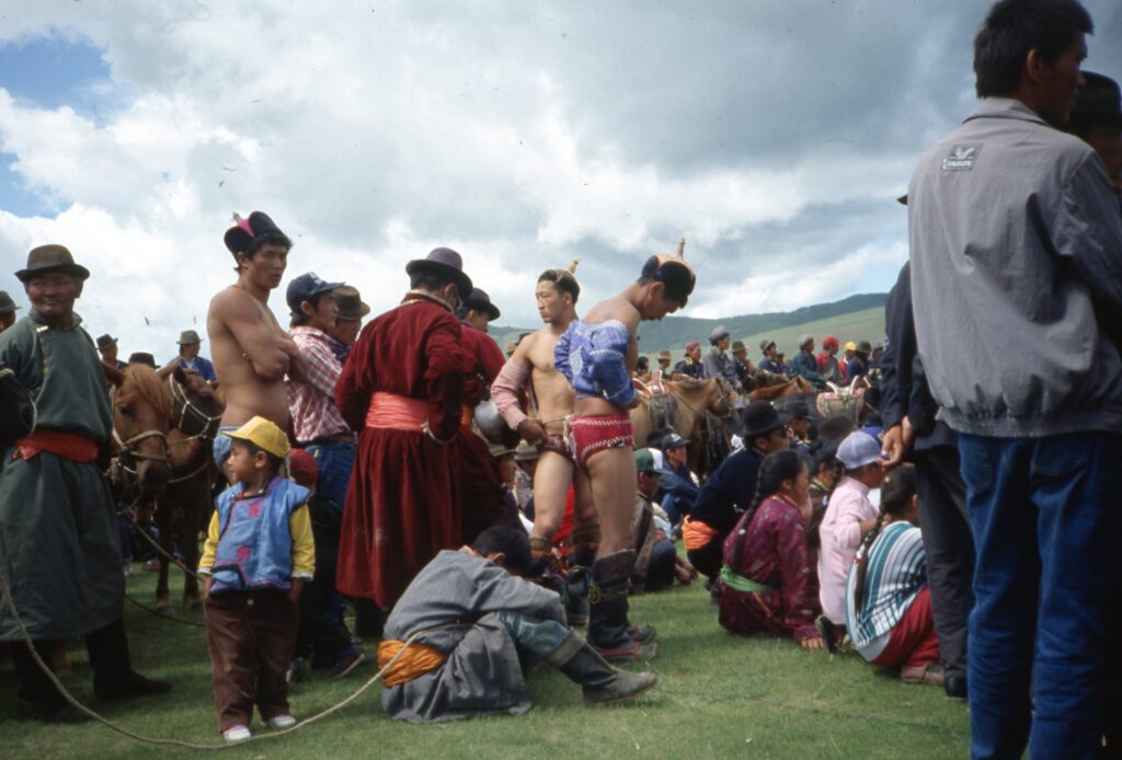 Tijdens het Nadam Festival - de worstelaars maken zich gereed