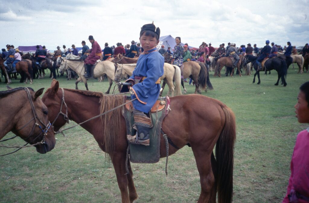 Tijdens het Nadam Festival - zeer jeugdige jockey