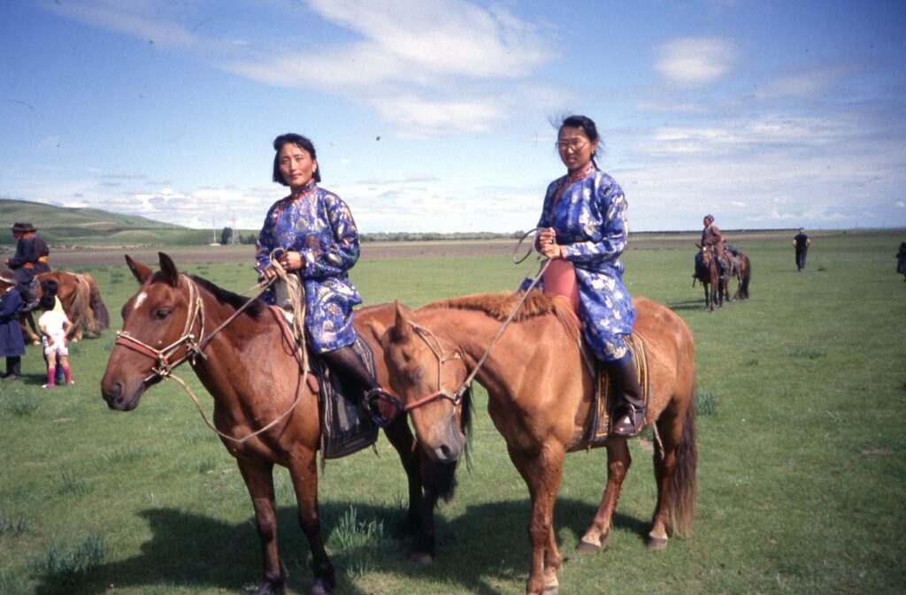 Tijdens het Nadam Festival - jongedames te paard